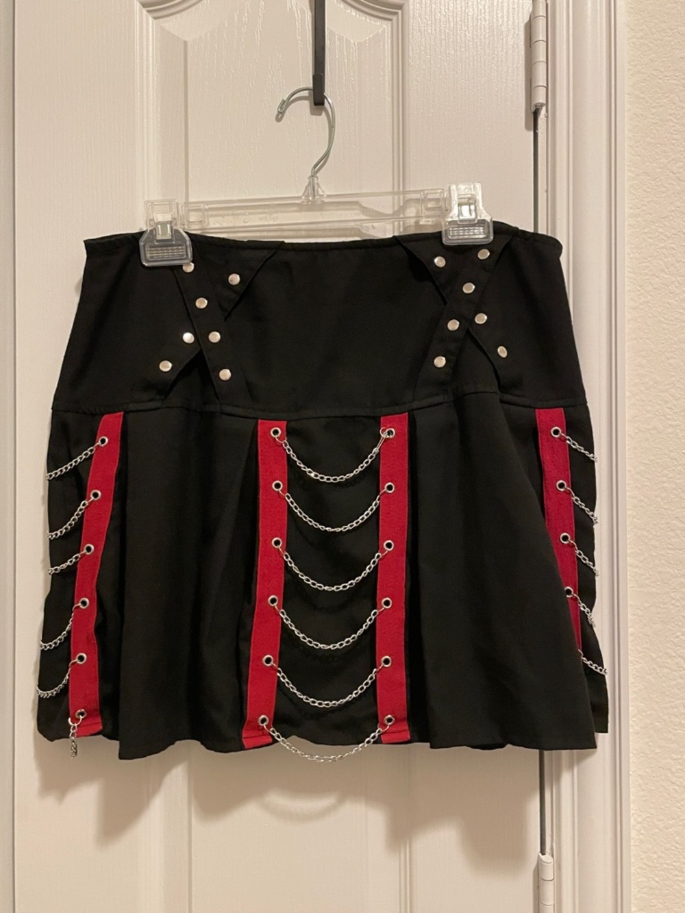 Black and Red Chain-Detail Skater Mini Skirt - Picture 11 of 11